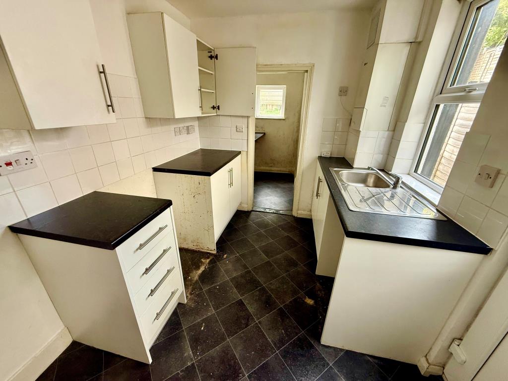 Lot: 79 - TERRACE HOUSE FOR IMPROVEMENT - Kitchen